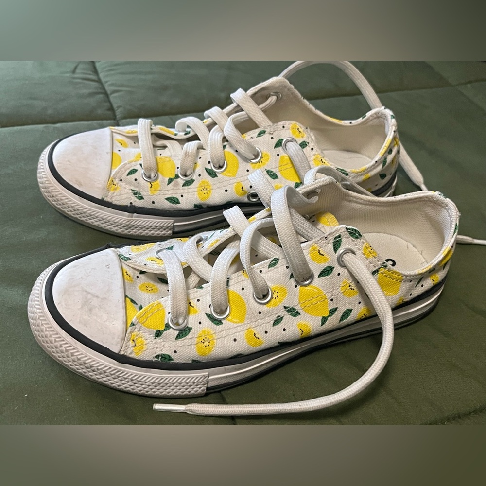 Lemon print Converse All Star. Juniors size 1